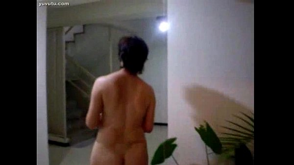 Ibu-ibu China Montok Lagi Siram Tanaman, Tetesan Air Bikin Basah Kuyup.