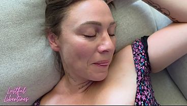 Dia Kira Gue Bokap Tirinya – Memek Basah Ibu Tiri Berbulu Lebat Gue Mengencang Kencang Karena Jari-jari Gue Bikin Dia Makin Horny
