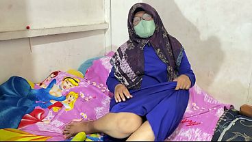 Wanita Berhijab Lagi Mainin Diri Sendiri, Nafasnya Makin Berat