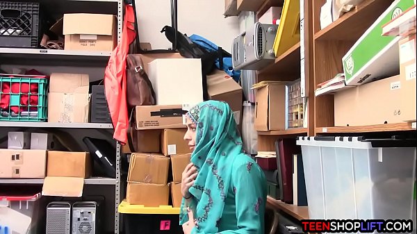 Abang Arab Remaja Ketahuan Ngutil, Langsung Digebuk Same Satpam Sambil Dimasukin Kontol